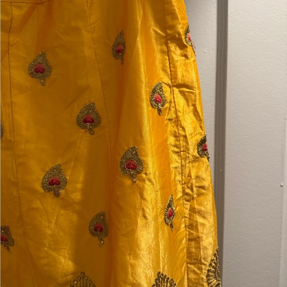 NEW Beautiful embroidered lehenga - Picture 4 of 7